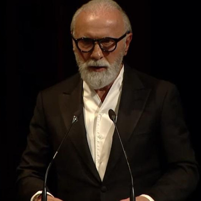 Dino Merlin u suzama na komemoraciji za Halida Bešlića