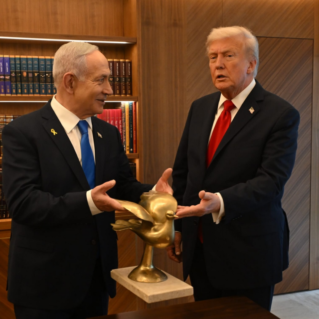 Netanyahu je Trumpu poklonio zlatnu golubica mira