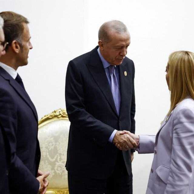 Keir Starmer, Emmanuel Macron, Recep Tayyip Erdogan i Giorgia Meloni za vrijeme opuštenog razgovora na marginama summita