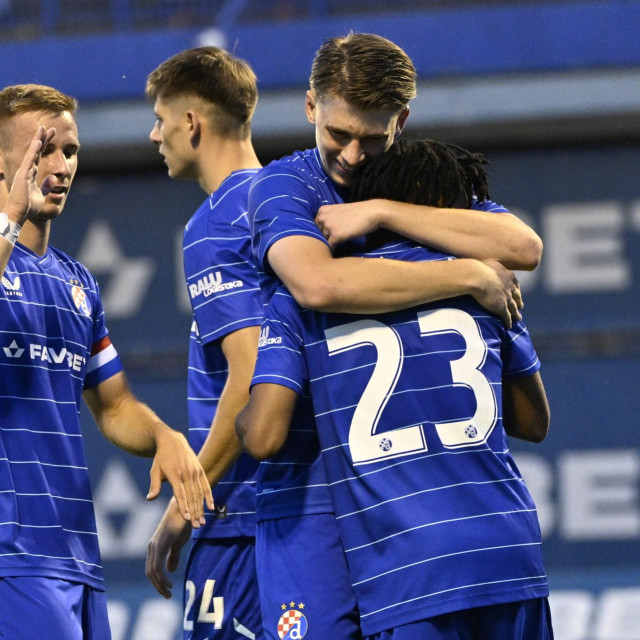 Igrači Dinama u proslavi pogotka