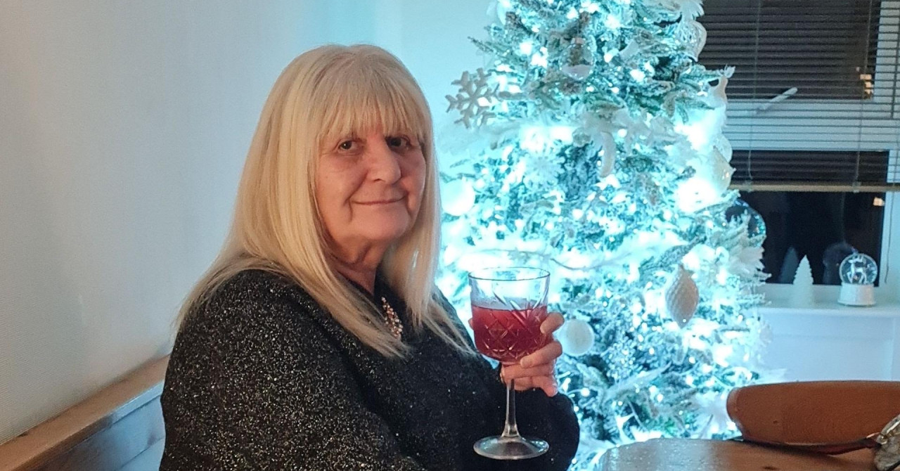 Škotinja Gina Thomson se v hrvaški bolnišnici bori za življenje po nenadni slabosti na letalu