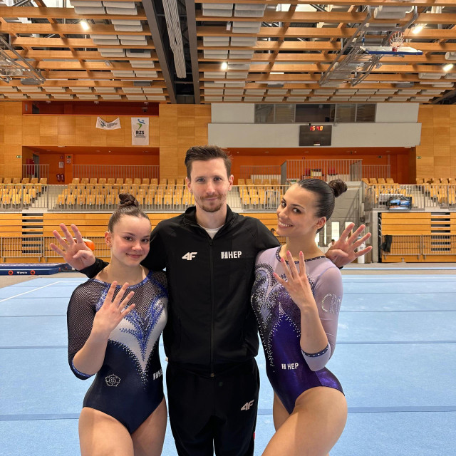 Antea Šikić Kaučič i Tina Zelčić s trenerom Markom Brezom