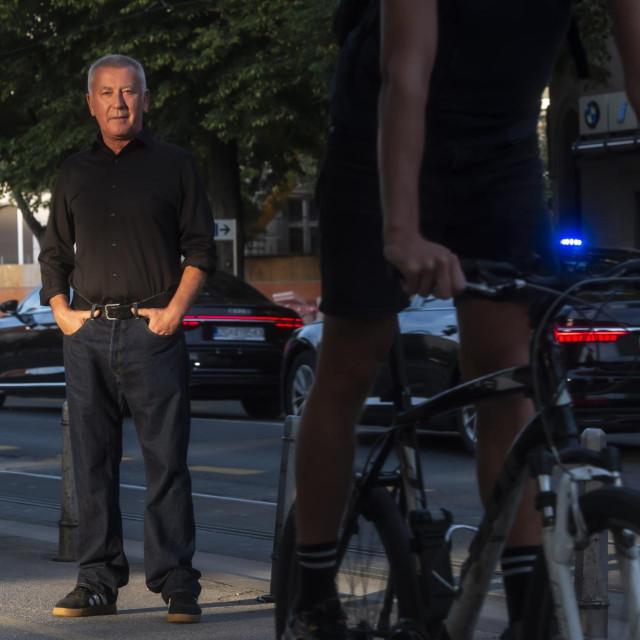 Ivica Buljan

odlučio ”Glembajevima” pristupiti kao nekom hrvatskom ili jugoslavenskom ”Nasljedstvu” (Succession) što je već postalo i neko opće mjesto.