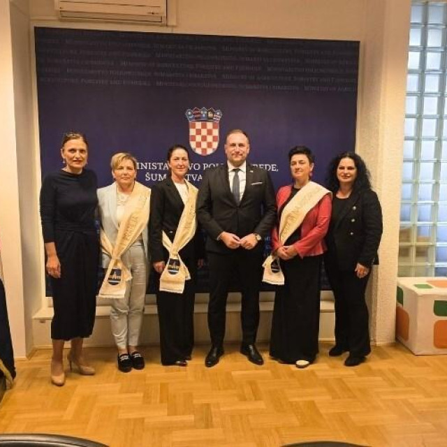 Ministar Vlajčić s pobjednicom i pratiljama ovogodišnjeg natjecanja za Najuzorniju hrvatsku seosku ženu