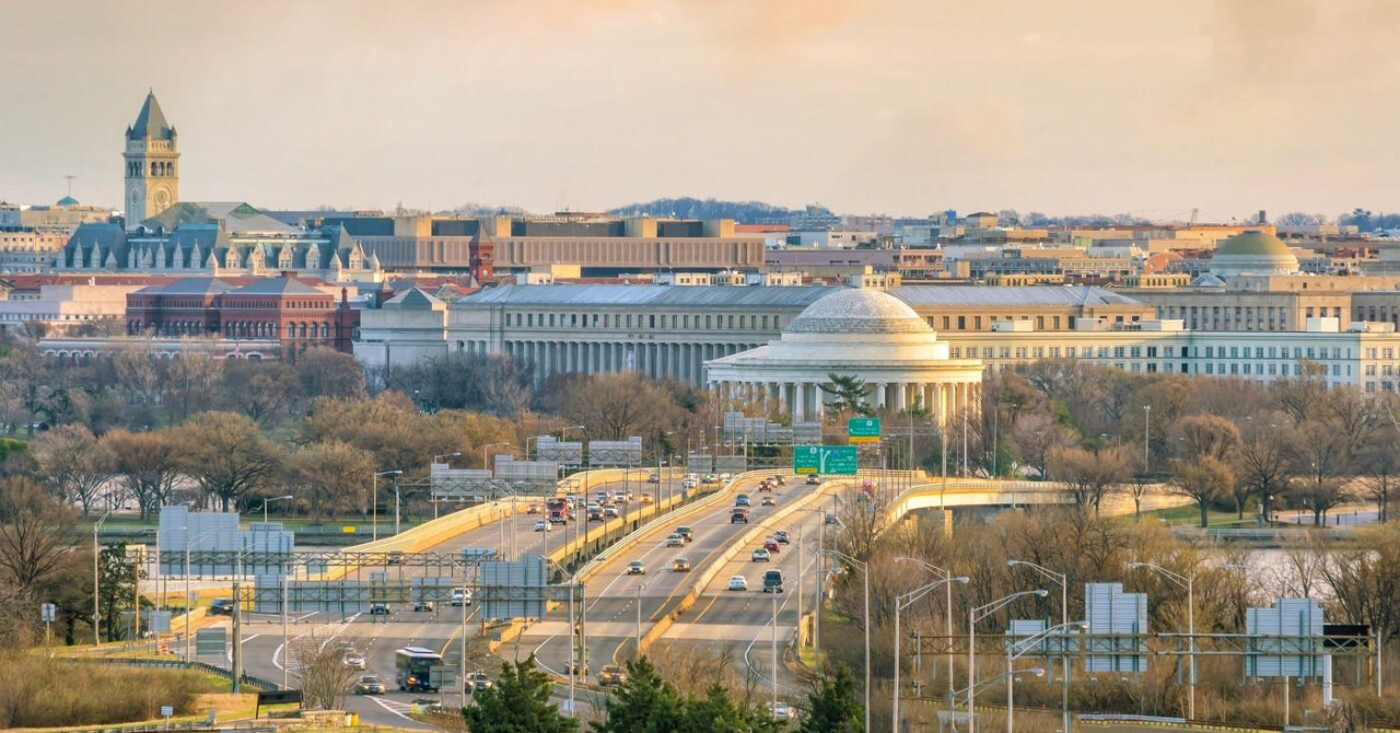 Donald Trump predlaga gradnjo monumentalnega loka v Washingtonu in poimenovanje trga v Ukrajini po njem
