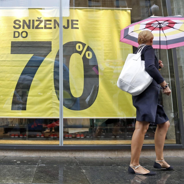 Zagreb, 270715.
Velikim natpisima trgovine u gradu pozivaju kupce na sezonska ljetna snizenja.
Na fotografiji: natpis u izlogu trgovine u Ilici.