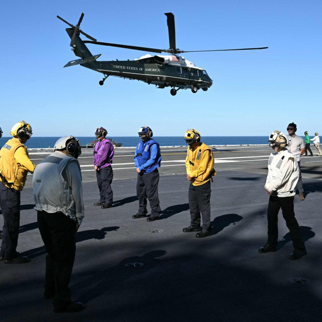 Donald Trump slijeće na nosač zrakoplova USS George H. W. Bush u Virginiji