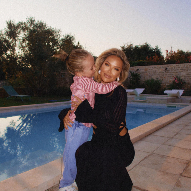 Maja svog jedinca opisuje kao iznimno društvenog, nekog tko voli ljude zbog čega su mu igračke sporedne 