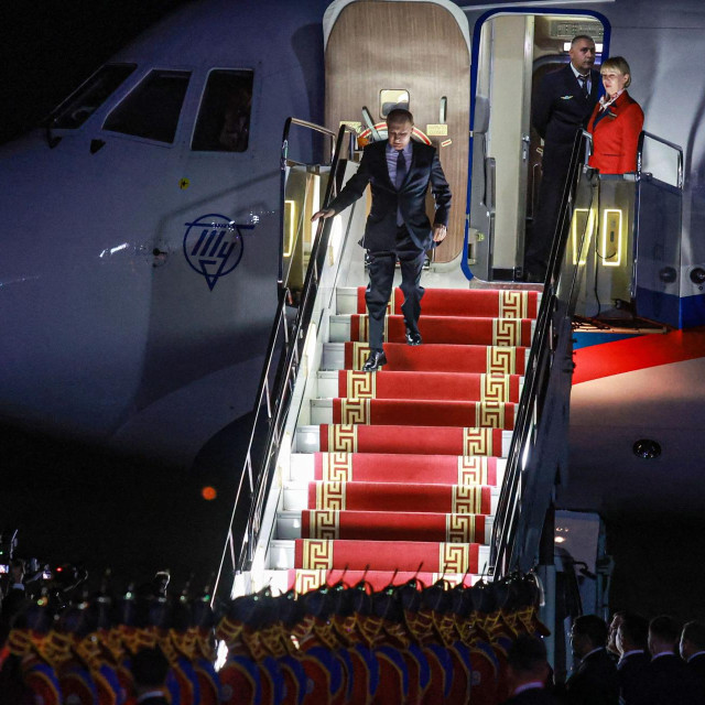 Vladimir Putin izlazi iz predsjedničkog aviona