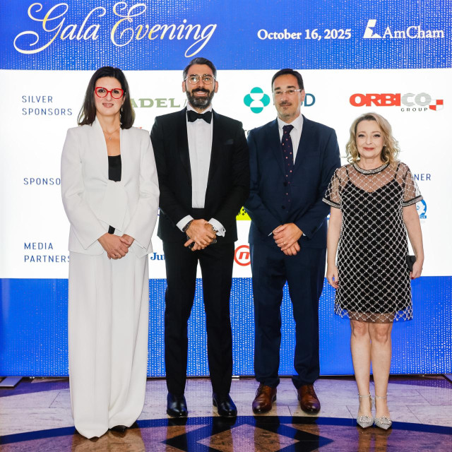 Rina Musić, predsjednica Vijeća upravitelja AmChama, Alessendro Masotti s kolegom Nicolom Marinijem iz Zagrebačke banke, i Andrea Doko Jelušić, izvršna direktorica Američke gospodarske komore u Hrvatskoj 