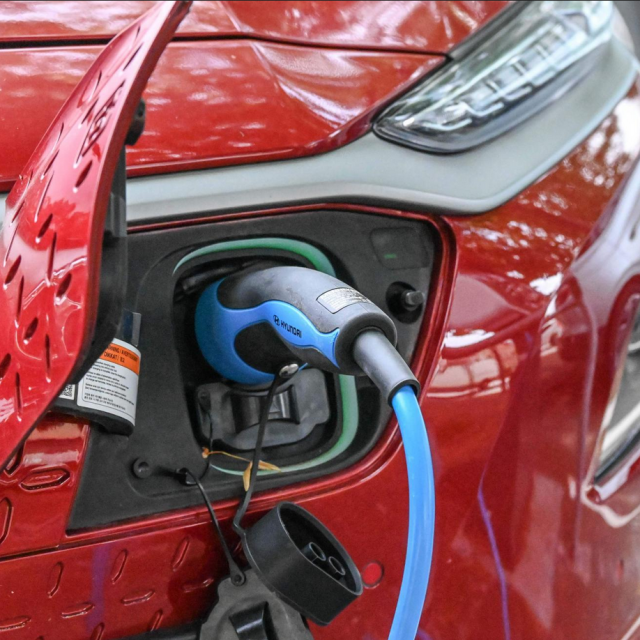 Punjenje električnog automobila (ilustracija)