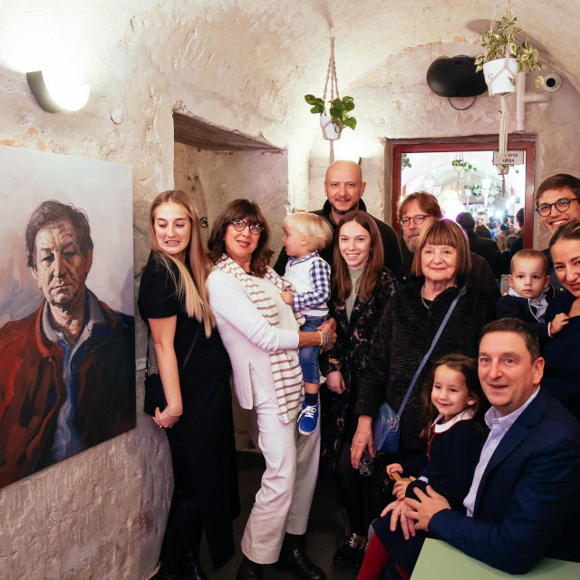 Članovi glumčeve obitelji na izložbi o Relji Bašiću u Koncept baru