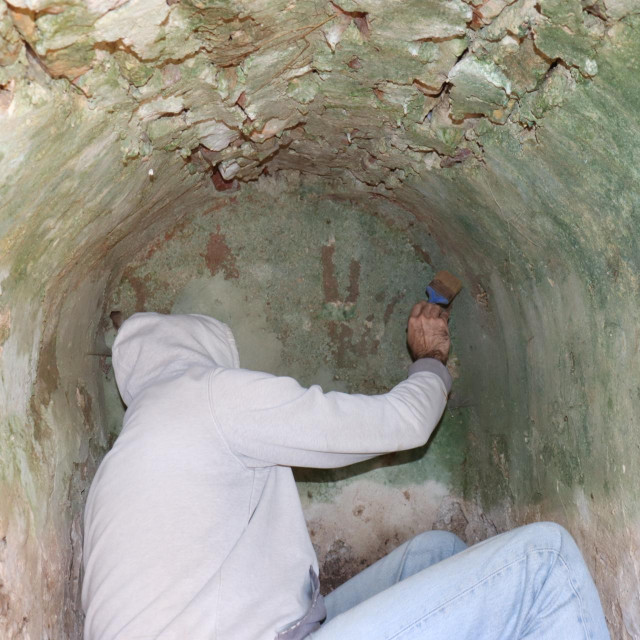 Istraživanje unutrašnjosti grobnice sa zidnim oslicima na arheološkom nalazištu Jaz