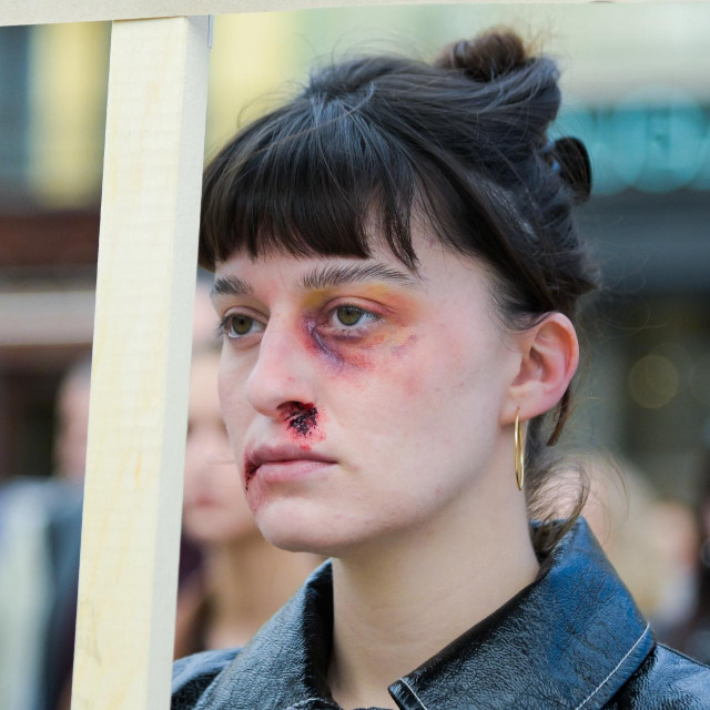 Trg bana Josipa Jelačića, performans posvećen borbi protiv obiteljskog i rodno uvjetovanog nasilja