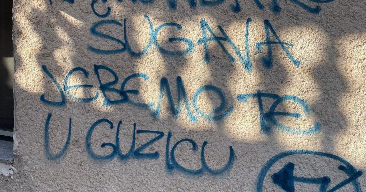 Novinar Jurica Pavičić v Splitu tarča grafitnih sporočil