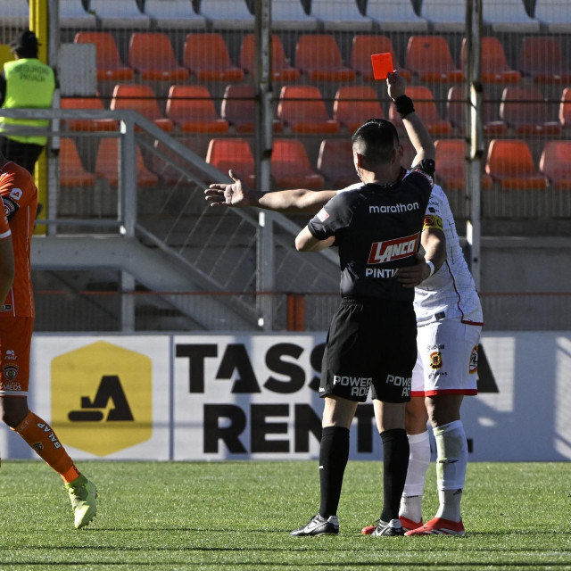 Ilustracija: crveni karton