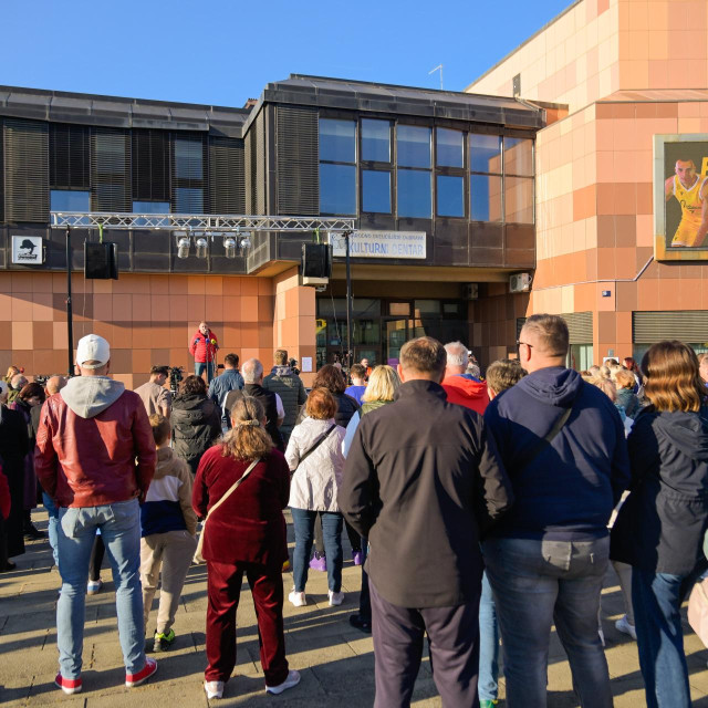 Prosvjed ispred Kulturnog centra Dubrava zbog maloljetničkog nasilja