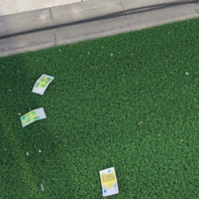 Novčanice pored klupe Hajduka na Drosini