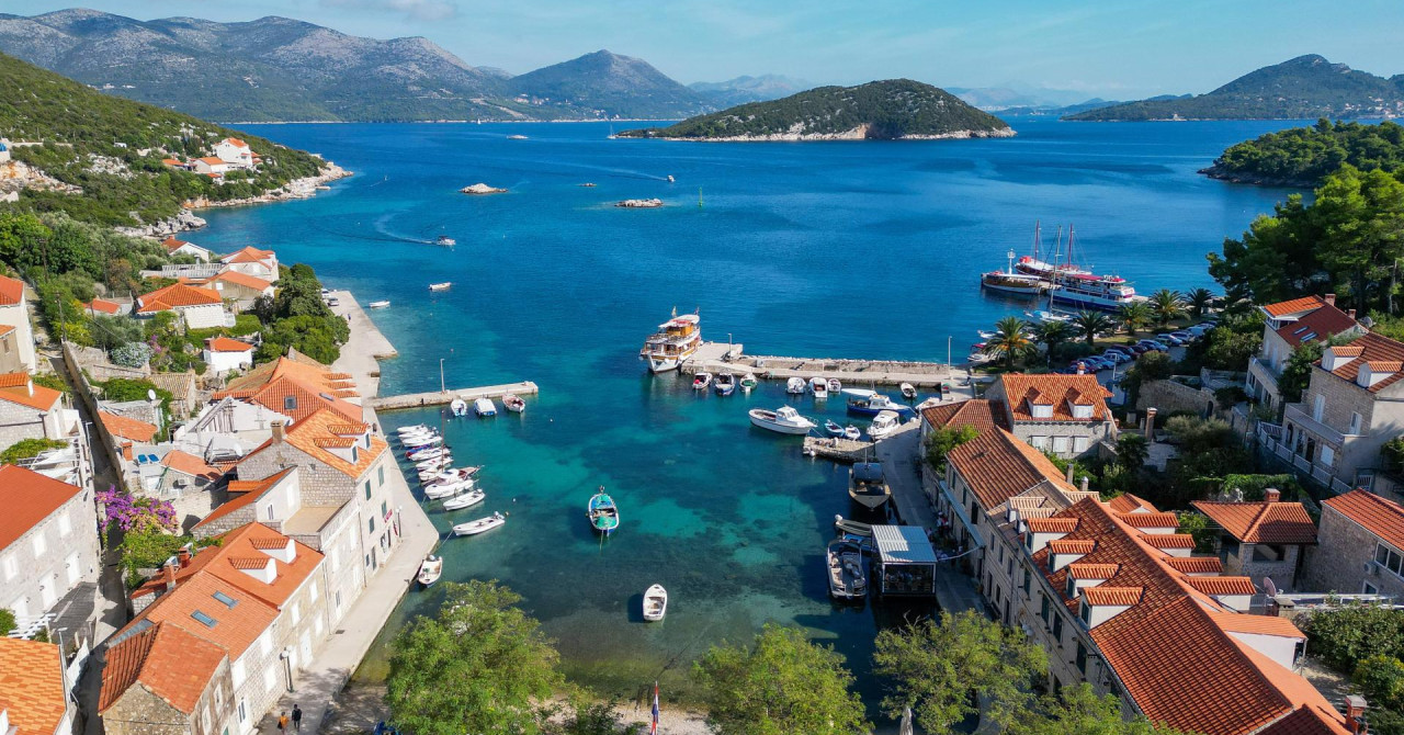 Austrijanci: ‘Kontroverzni ekstremist, ljudi u crnom, veze s domaćim radikalima... Što se to događa na hrvatskom otoku!?‘