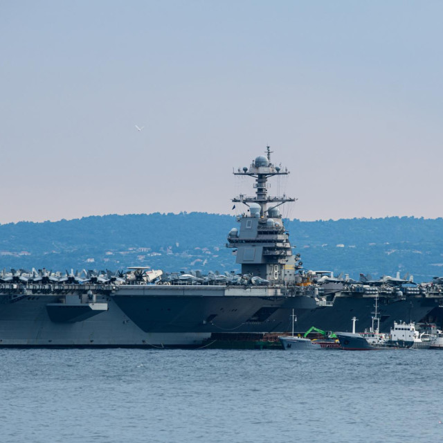 USS Gerald R. Ford u splitskom akvatoriju. Dugačak je više od 330 metara, visok 76 m, a ime nosi po 38. predsjedniku SAD-a Geraldu Fordu (arhiva)