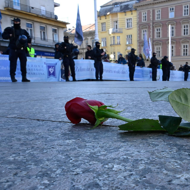 Kao i svake prve subote u mjesecu molitelji mole na glavnom gradskom trgu. Istovremeno se odrzava mirni prosvjed i performans za prava žena.