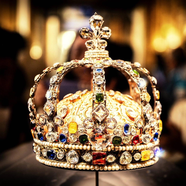 Kruna s dragim kamenjem i biserima izložena u Louvreu