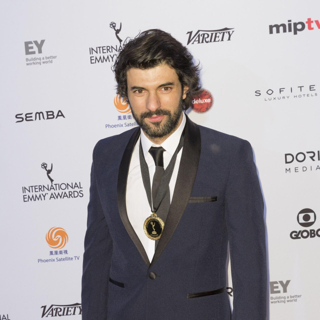 Engin je diplomirao povijest, a danas je jedan od najpoznatijih turskih glumaca