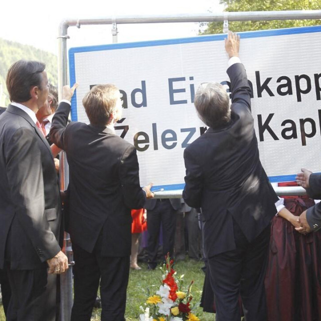 Postavljanje dvojezične table 2011. godine