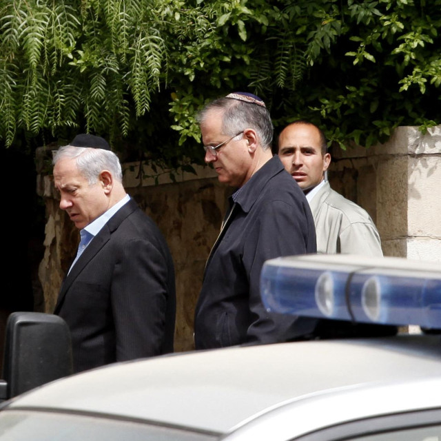 Iddo Netanyahu (u sredini)