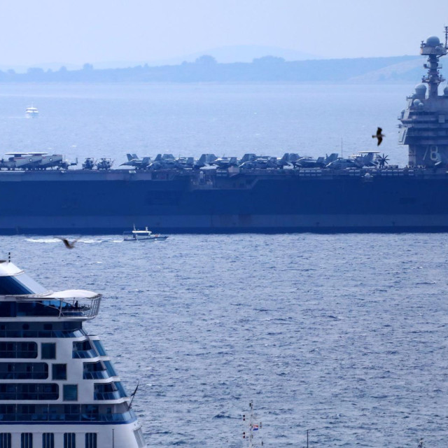 Nosač zrakoplova USS Gerald R. Ford ispred gradske luke