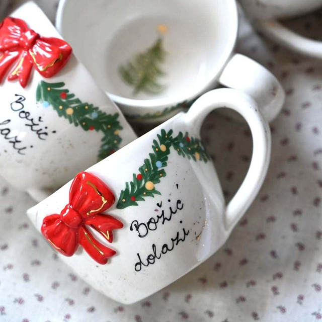 Kolekcija odiše toplim, blagdanskim bojama kao što su crvena i zelena, koje će se savršeno uklopiti u svaki blagdanski stol