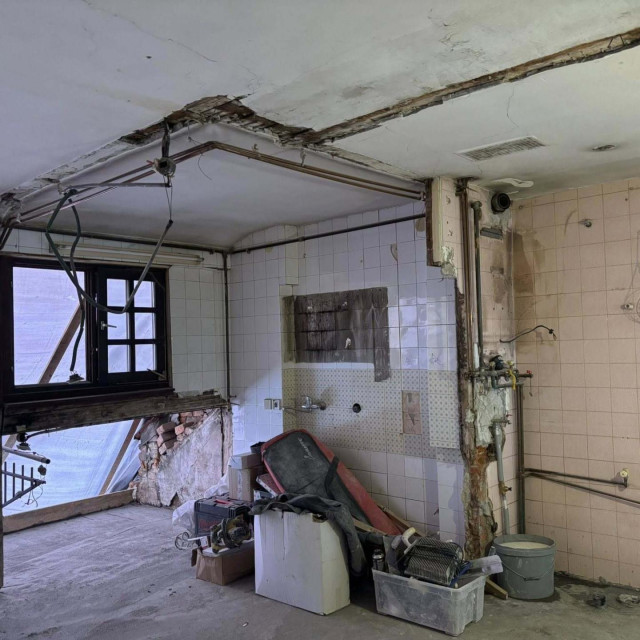 U stanu ispod mene sanirali su vlagu na plafonu, kod mene plafone nisu niti taknuli.