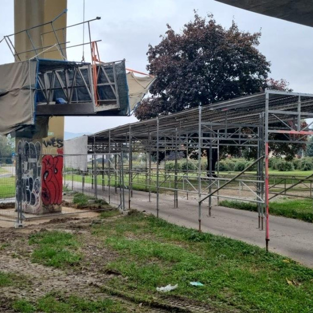 Fotografija visećeg dijela skele na petlji