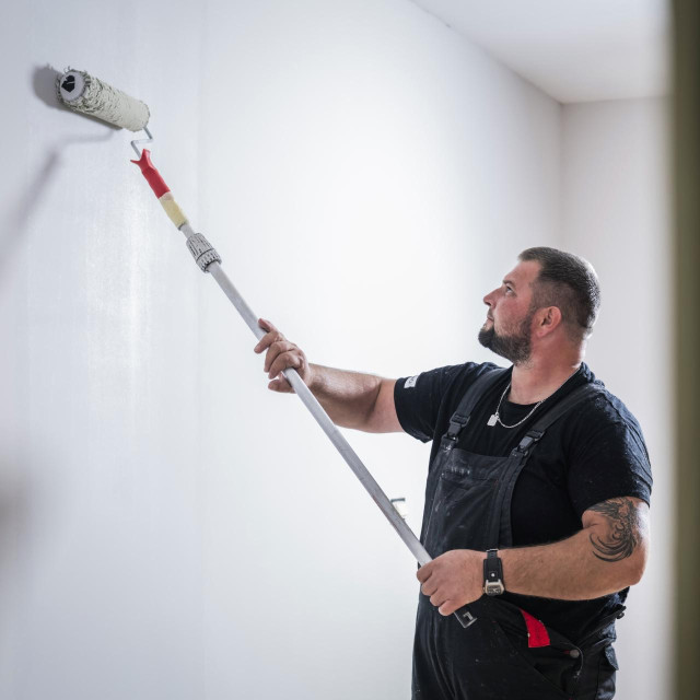 Majstor sređuje zidove