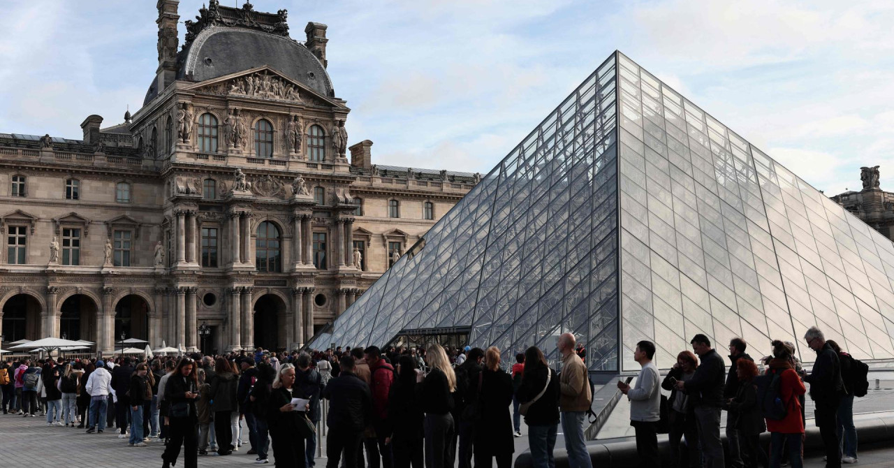 Pariški muzej Louvre ponovno otvoren nakon pljačke dragulja