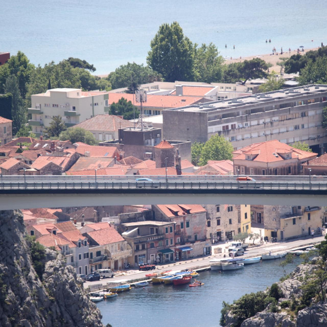 Cesta bi se trebala spajati na ”legendarni” tunel preko Cetine koji je godinama bez svrhe visio nad ambisom