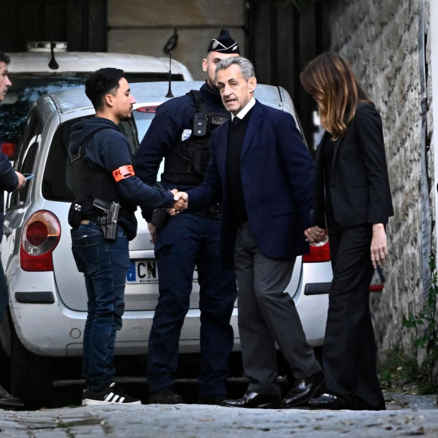 Bivši predsjednik Francuskle Nicolas Sarkozy rukuje se s policajcima nakon napuštanja svoje rezidencije, a prije odlaska u zatvor