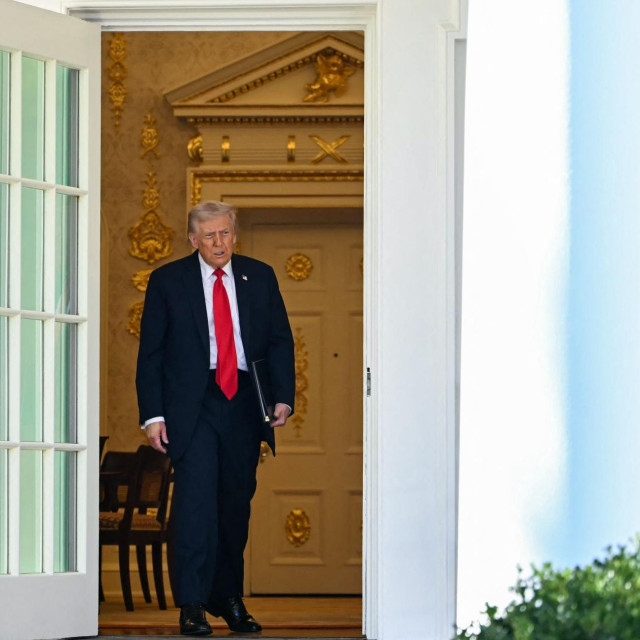 Donald Trump ispred Bijele kuće