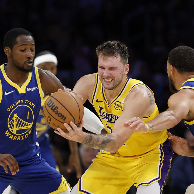 Jonathan Kuminga i Stephen Curry protiv Luke Dončića