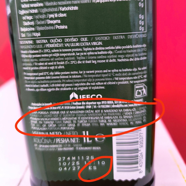 Dugačak popis broji čak deset zemalja podrijetla, a da je ulje navodno španjolsko sugerira oznaka ES na dnu etikete, kaže proizvođač