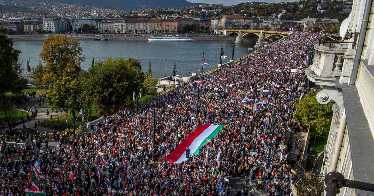 Budimpešta na nogama, deseci tisuća ljudi blokirali ulice, pogledajte prizore, gradom se ori ‘Viktor, Viktor!‘