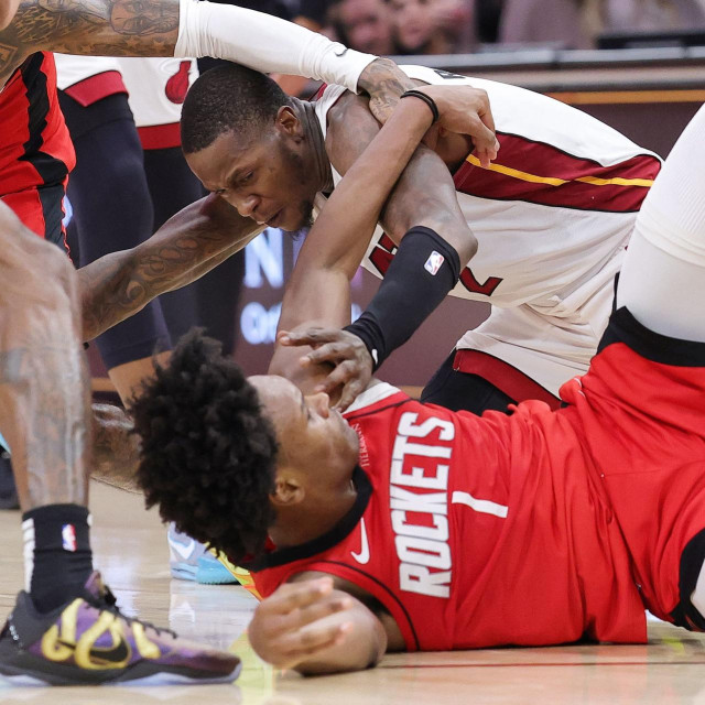 Amen Thompson (crveni dres) i Terry Rozier (bijeli dres) u klinču