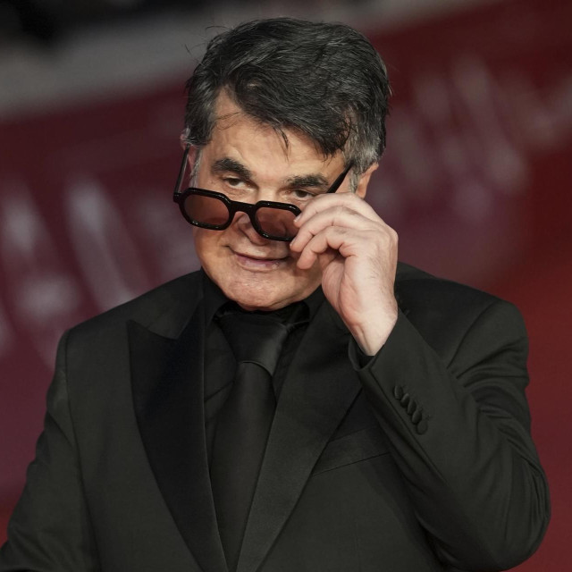 I nakon silnih nagrada, silnih filmova i silnih godina iza rešetaka Panahi, srećom, sebe ne doživljava preozbiljno. Ono što je kod ovog Iranca najbolje jest lepršava nepretencioznost s kojom se zafrkava ne samo s teokratskim licemjerjem, nego i sa samim sobom i vrstom ljudi kojoj pripada