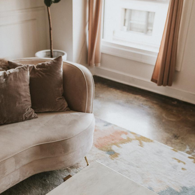 Upečatljiva sofa zahtijeva jednostavniji tepih.