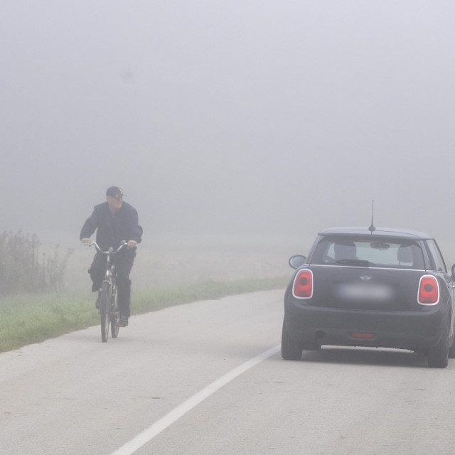 Magla na cesti, arhivska fotografija