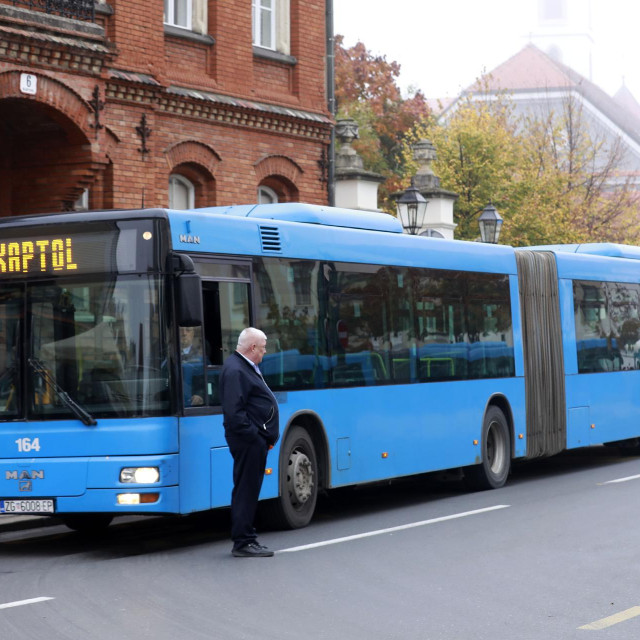 Autobusi ZET-a ispred Mirogoja