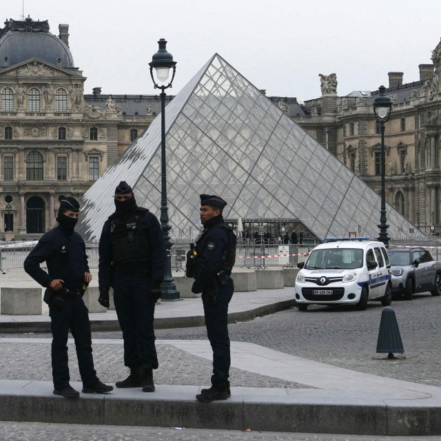 Francuska policija ispred muzeja Louvre nakon krađe