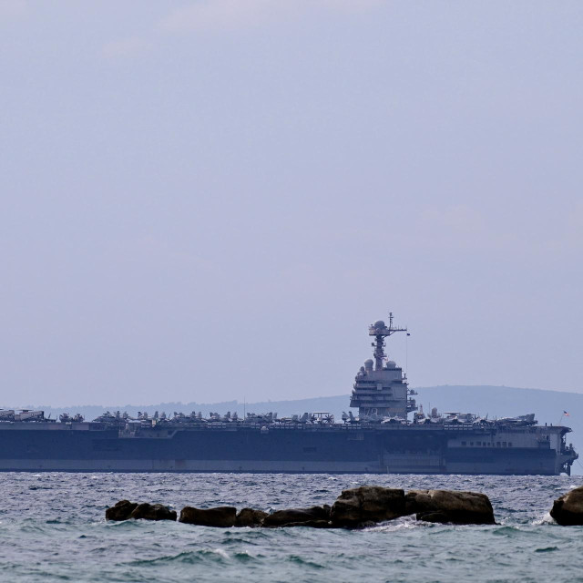 USS Gerald R. Ford ispred gradske luke
 