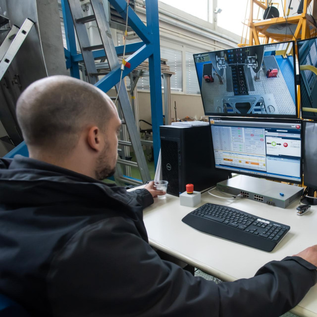 Zagreb, 220424.
Dolenice 28.
Hrvatska tvrtka INETEC na cijem celu su Zrinka i Dusko Corak, u sklopu globalnog projekta ITER razvila je uredjaje za nadzor stabilnosti strukture fuzijskog reaktora.
Na fotografiji: operater ispitivanja stjenke vakumskog reaktora.