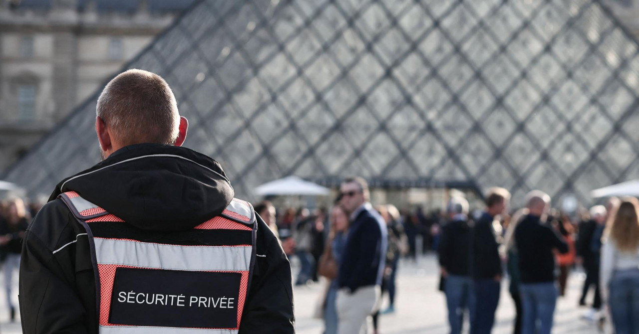 Nakon spektakularne krađe dragulja, dio nakita prebačen iz muzeja Louvre